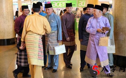 梦见借别人的衣服穿