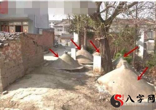 梦见家门口有坟墓