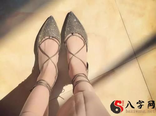 梦见穿别人的鞋很合脚