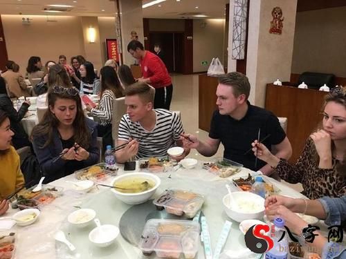 梦见很多人在一起吃饭