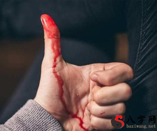 梦见自己手指流血