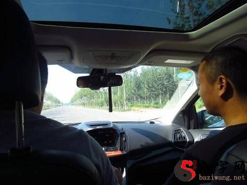 梦见自己开车没在里面