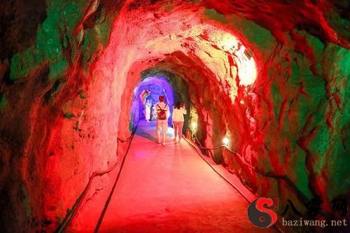 梦见自己独自走进山洞