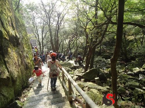 梦见爬山崎岖不平