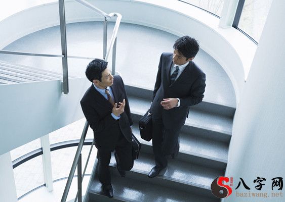 梦见自己下楼梯