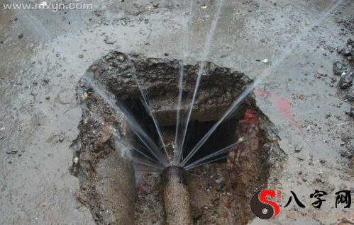 梦见房子水管漏水