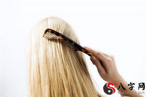 梦见别人给自己梳头